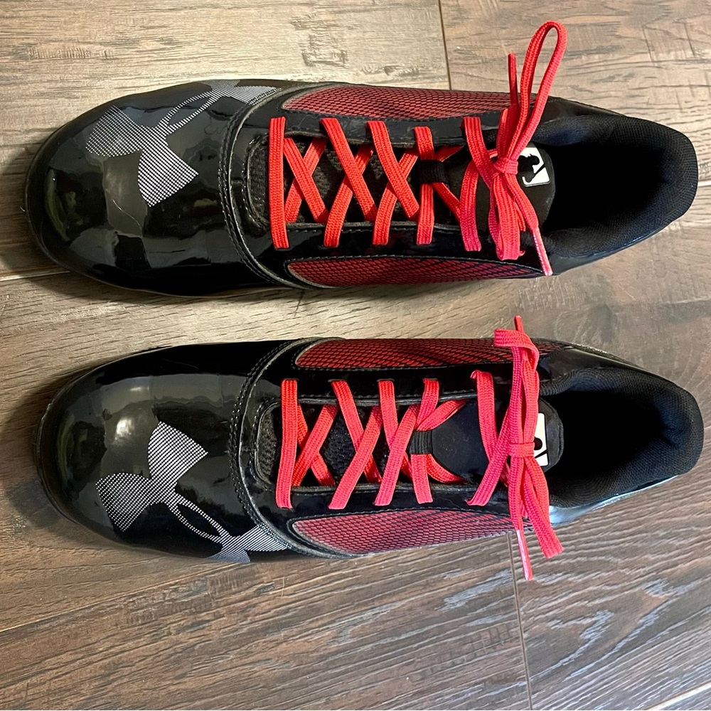 Under Armour Mens Size 11 Low Top Baseball Cleats Red Black 1238101-061